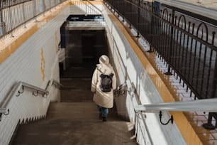 una donna che scende una rampa di scale