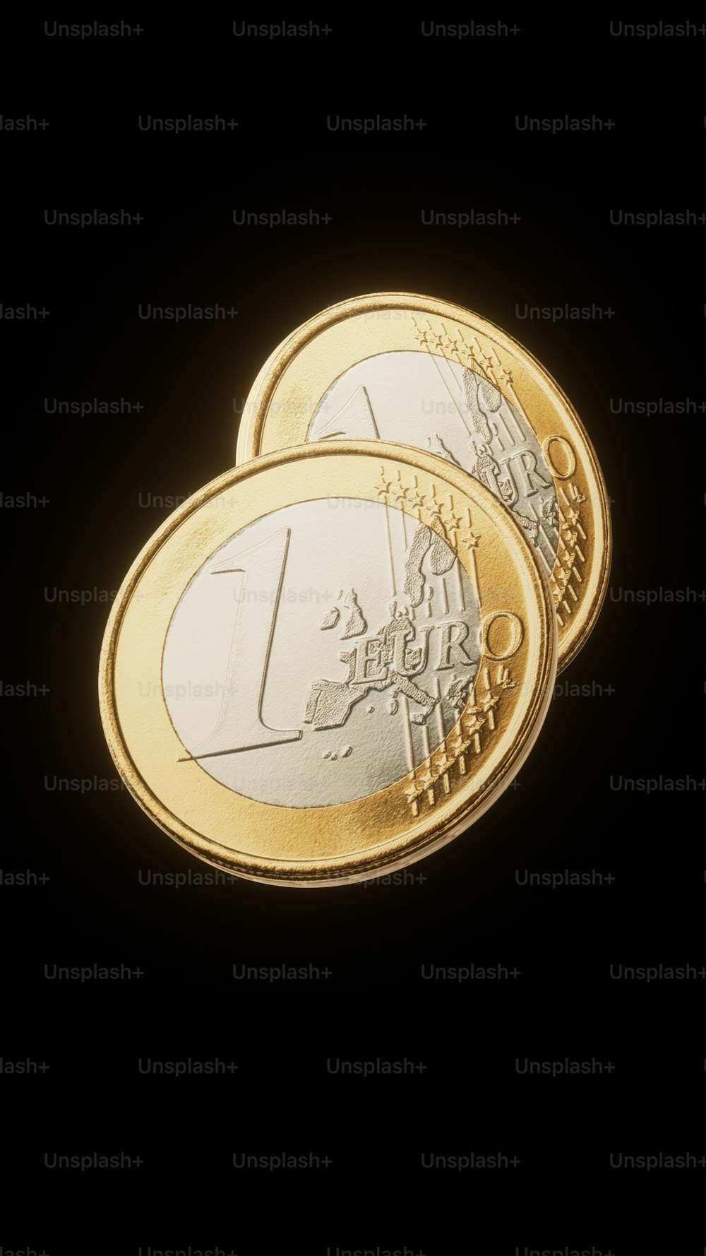 um close up de duas moedas em um fundo preto