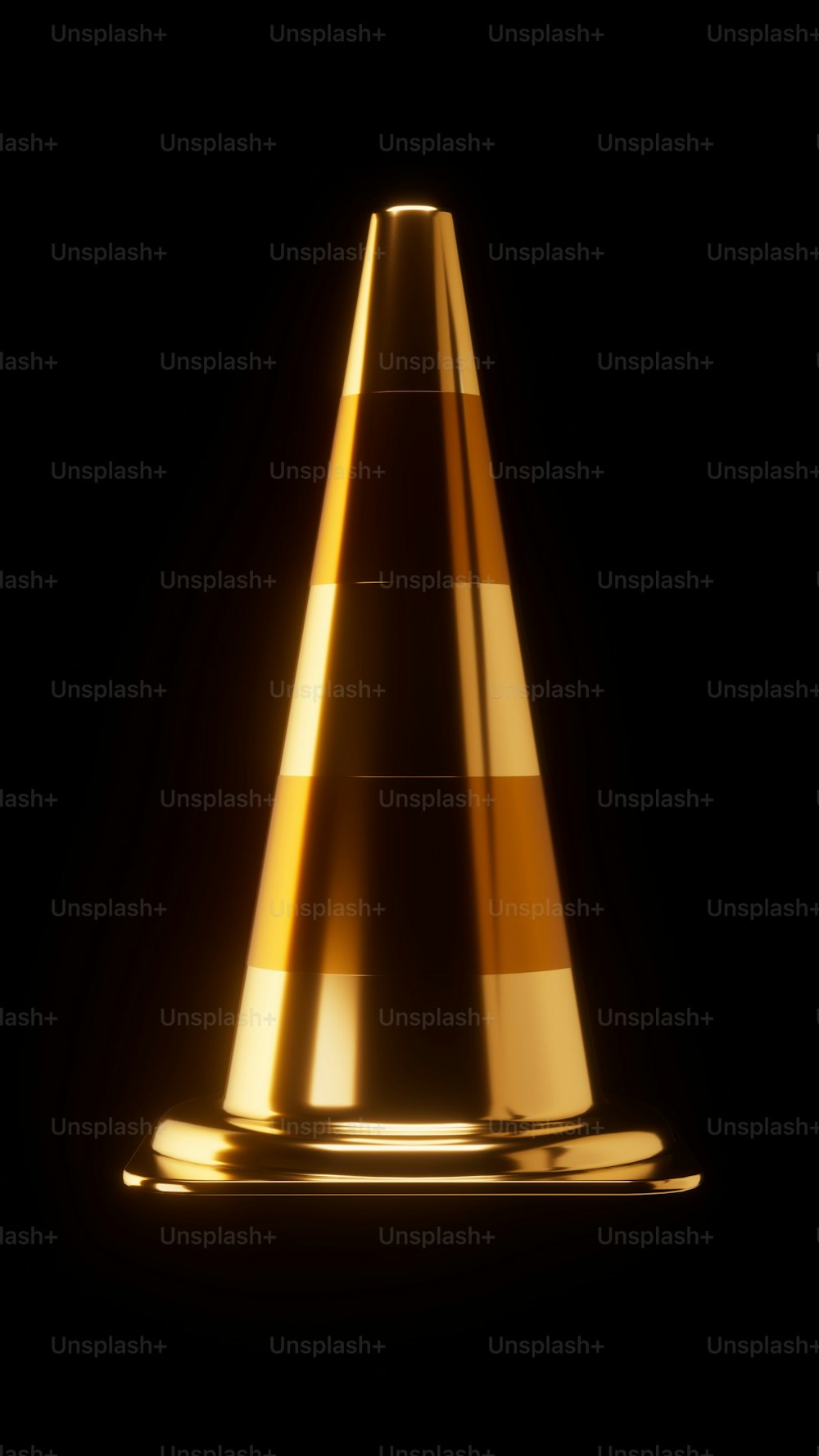 um cone de tráfego dourado em um fundo preto