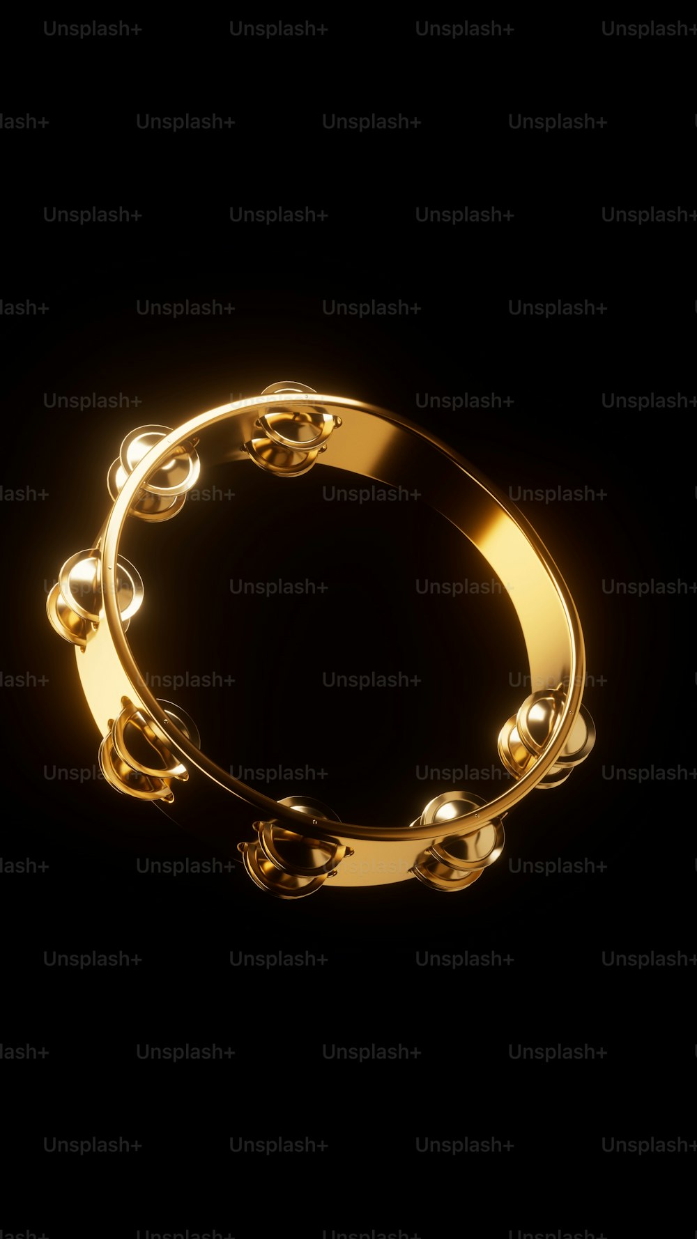 Un anillo de oro sobre fondo negro