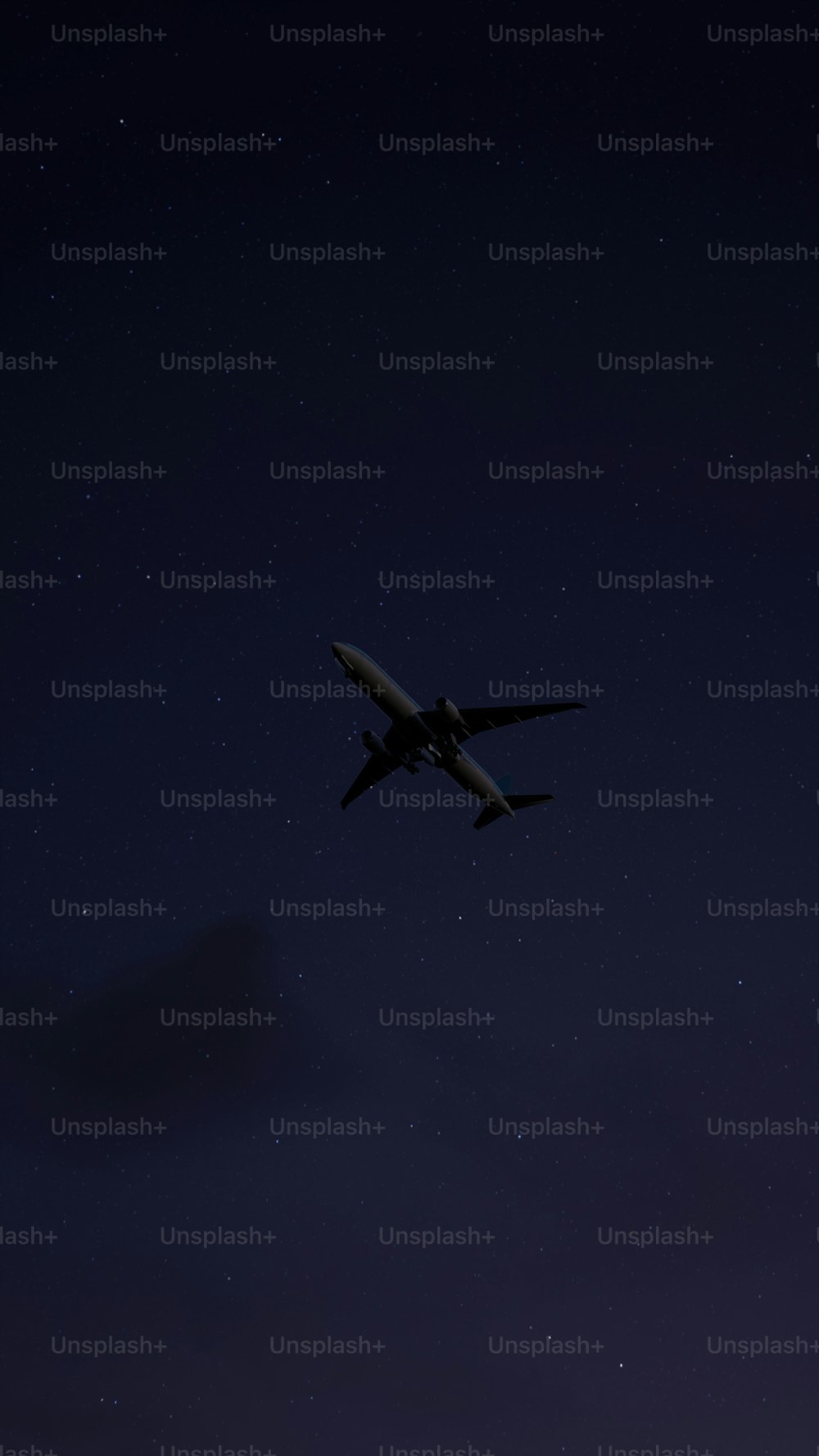 Un avion vole dans le ciel la nuit