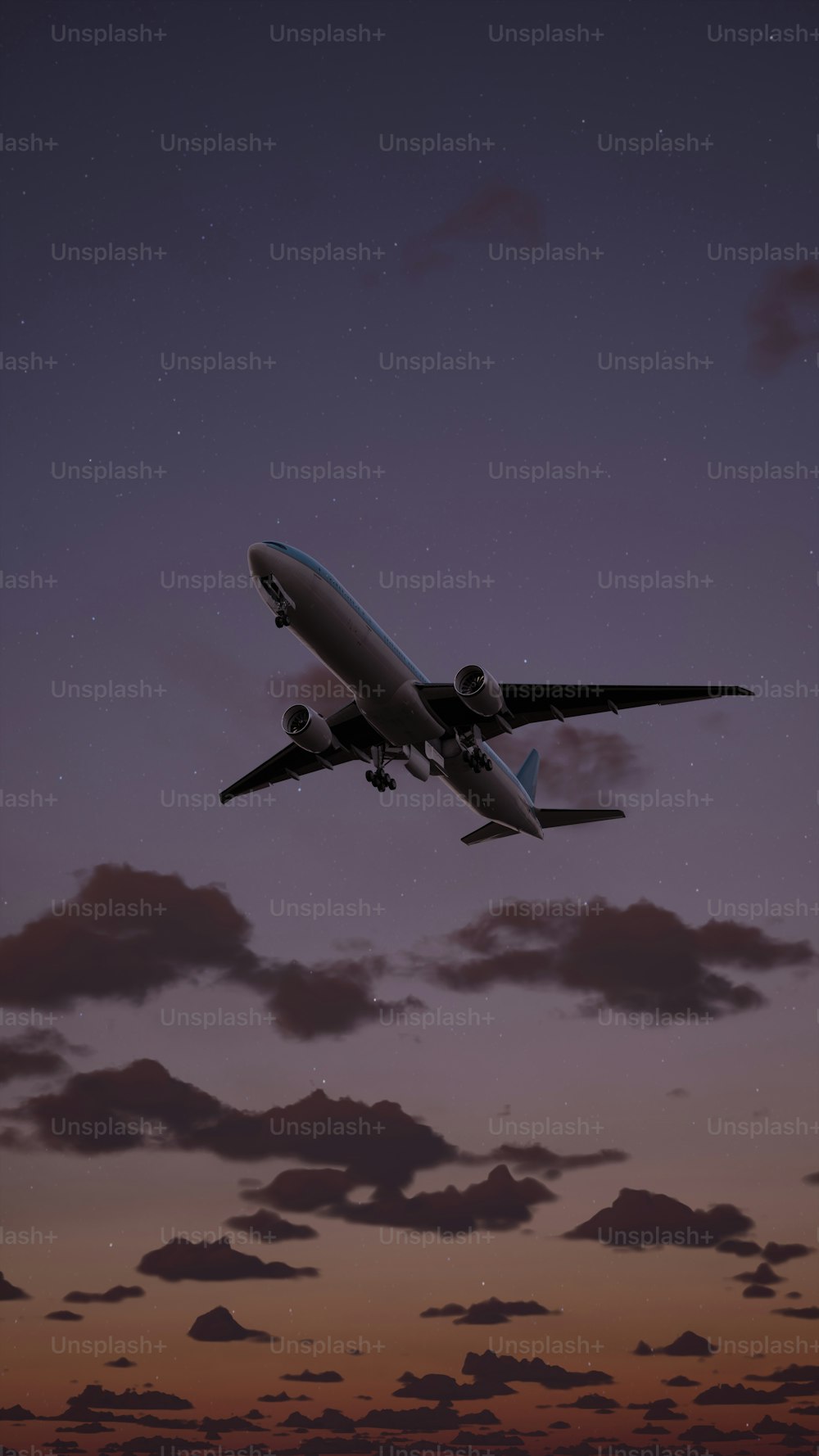 um avião está voando no céu à noite