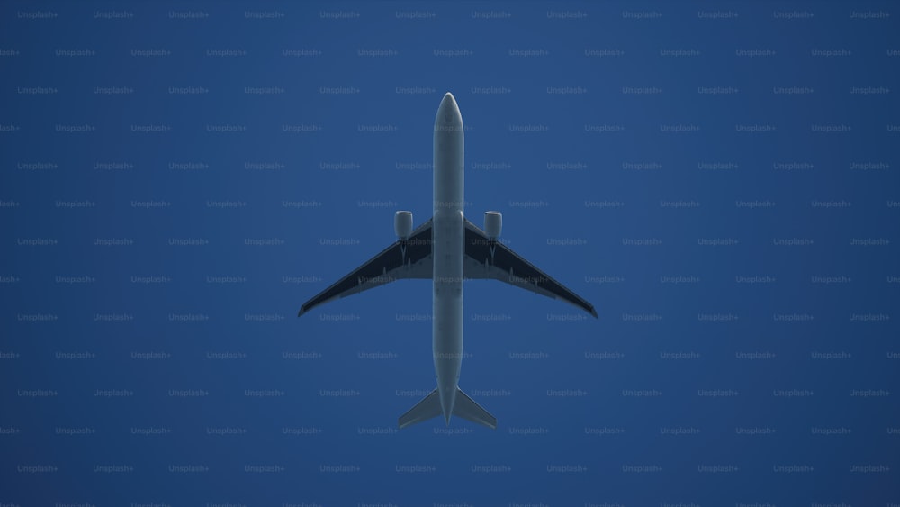 Ein großer Jetliner fliegt durch den blauen Himmel