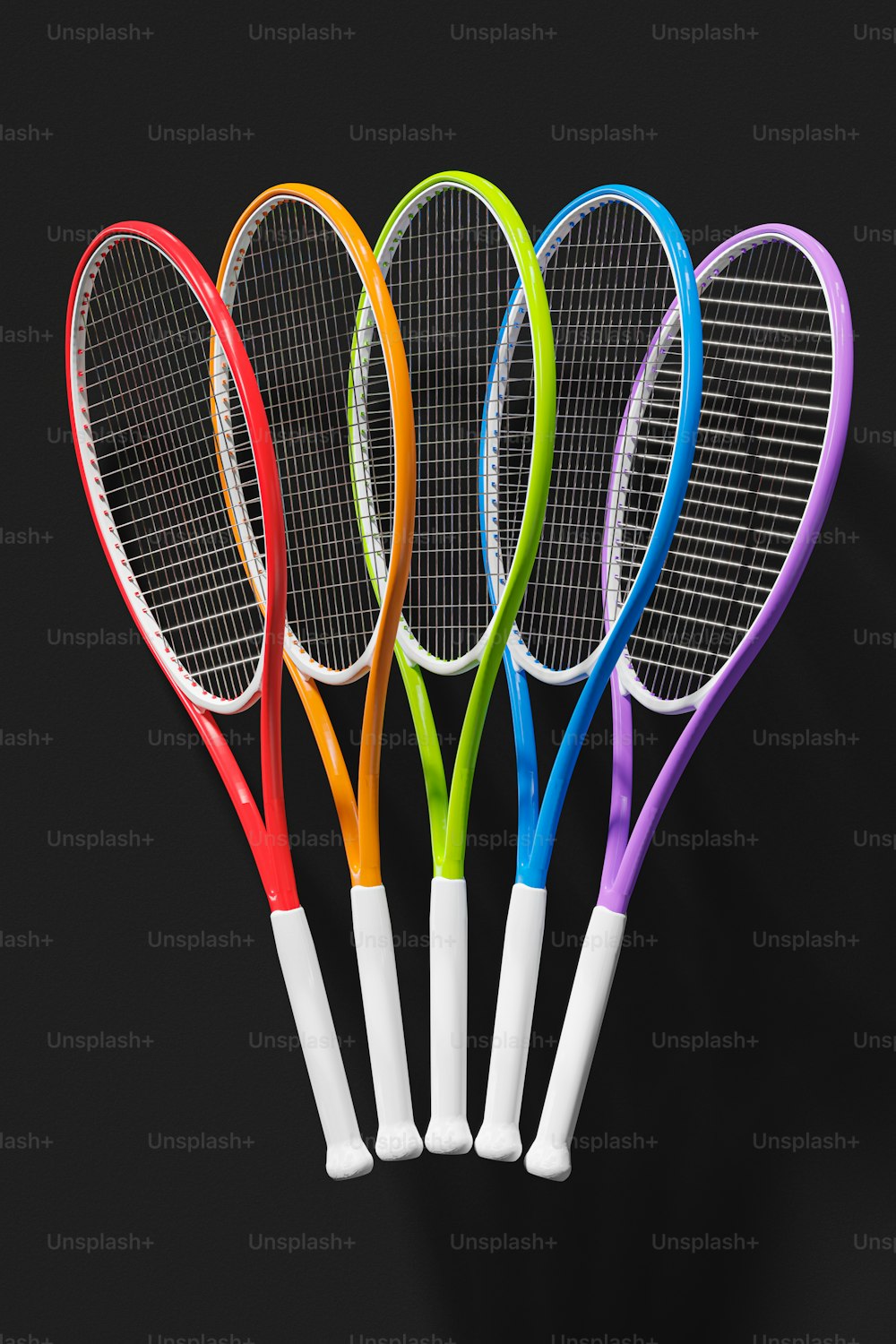 Un gruppo di quattro racchette da tennis sedute una accanto all'altra