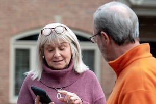 Un homme et une femme regardant un téléphone portable