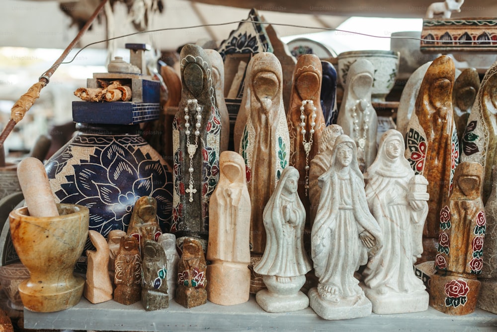 um grupo de estatuetas de cerâmica sentadas em cima de uma mesa