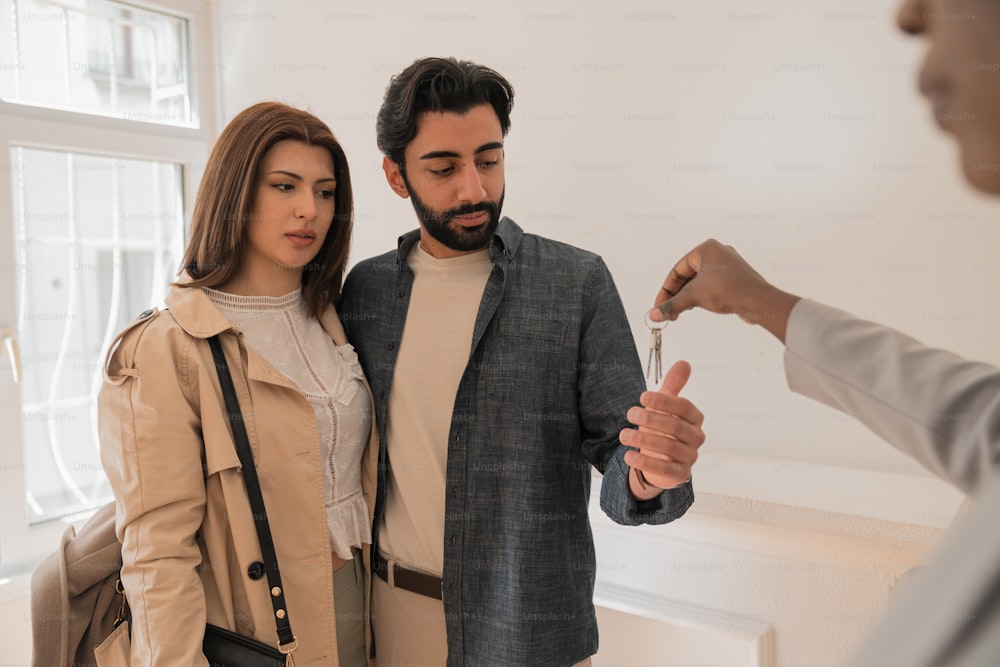 Un homme et une femme regardant la clé d’une maison