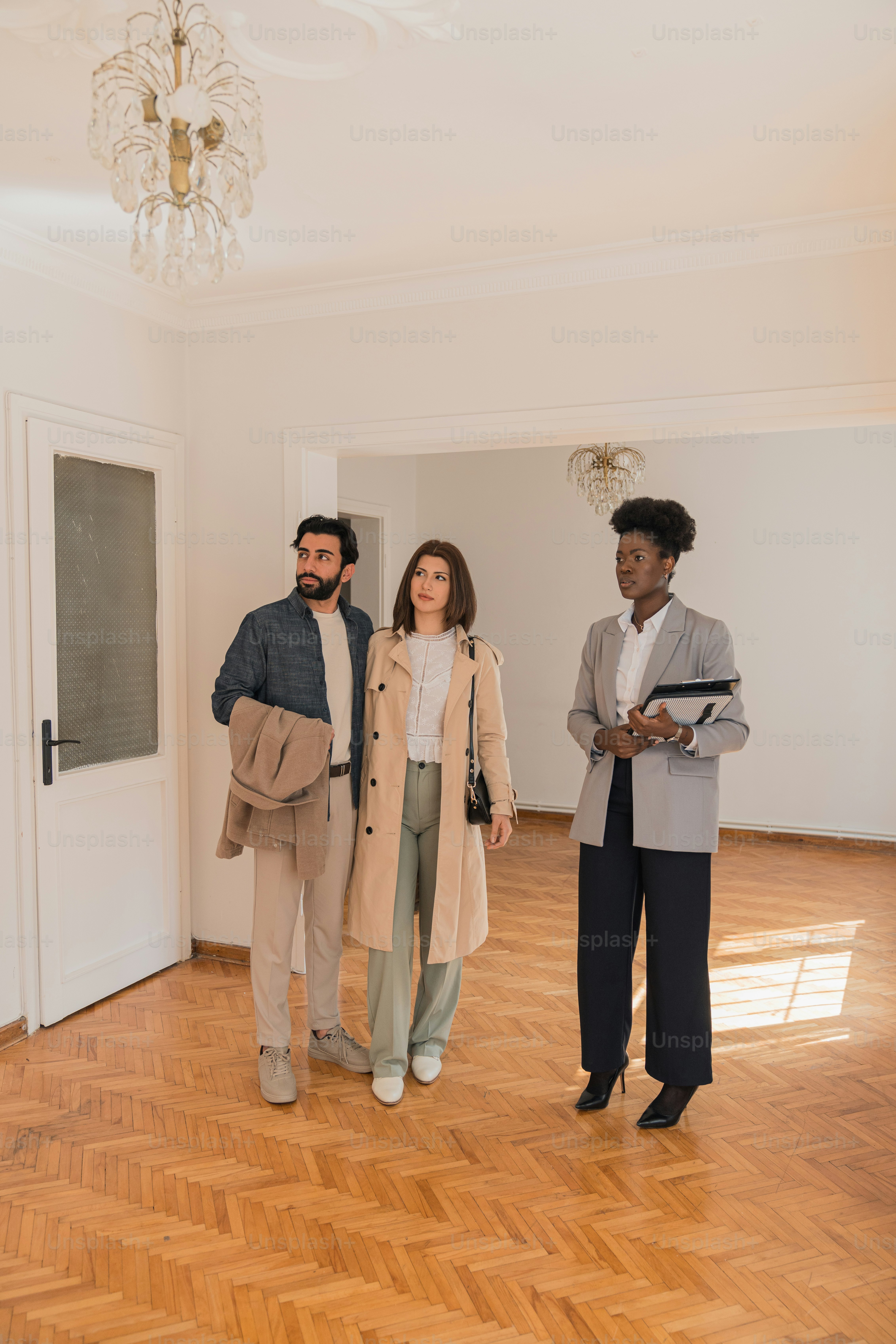 Eine Gruppe von Menschen, die in einem Raum stehen