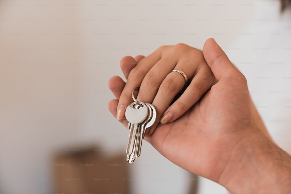 Une femme tenant un trousseau de clés à la main