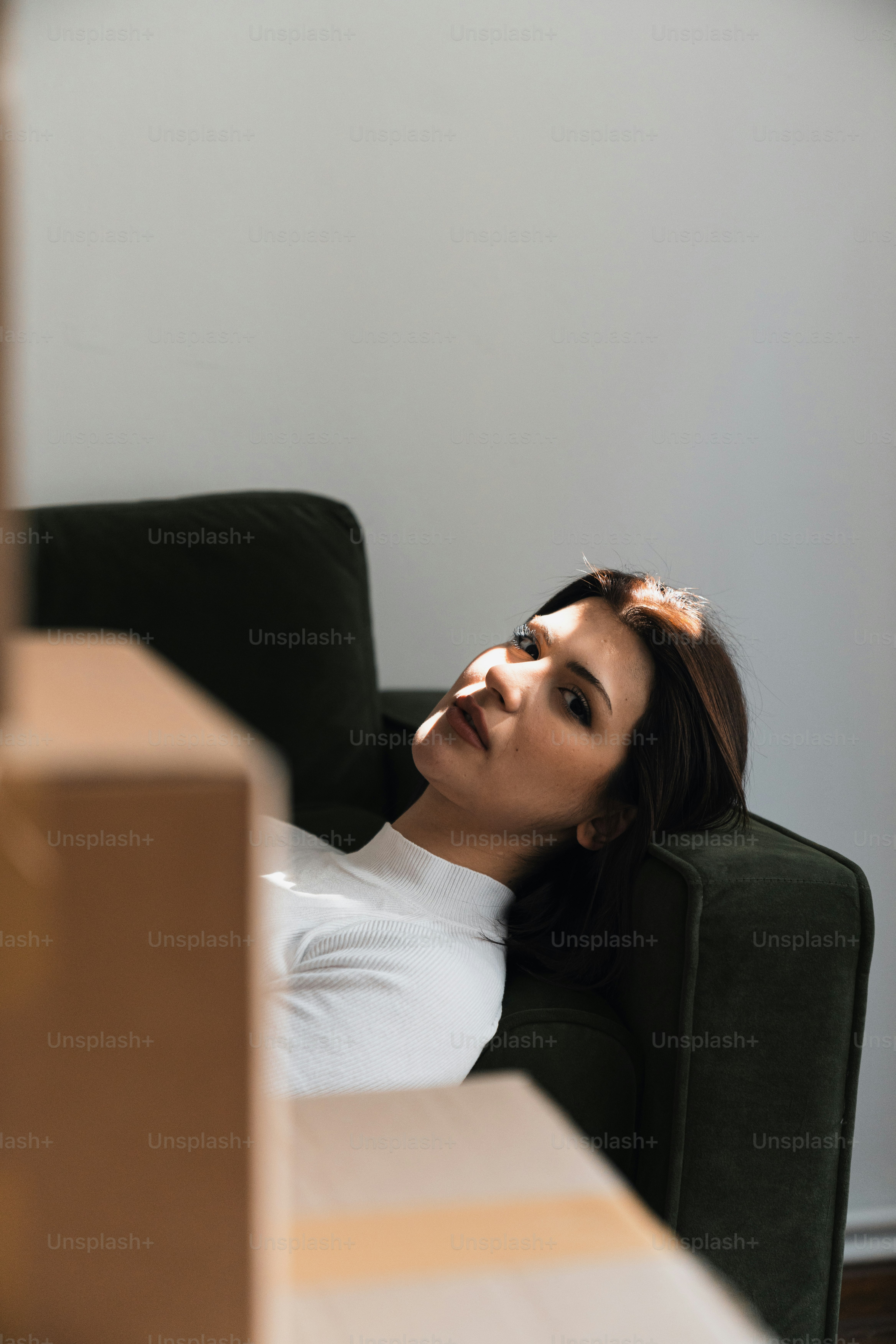 uma mulher sentada em uma cadeira com os olhos fechados