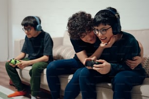 Deux personnes assises sur un canapé jouant à un jeu vidéo