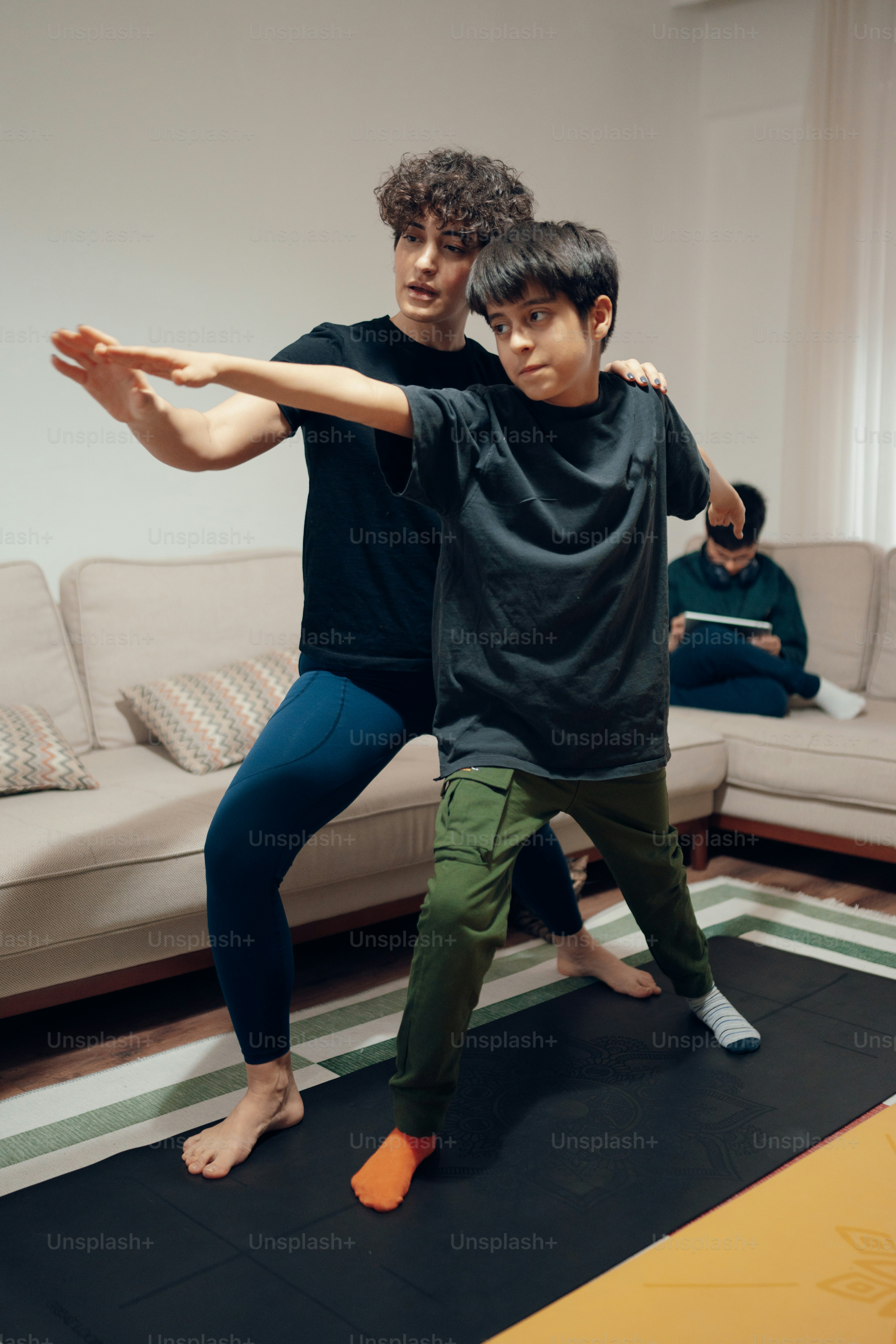 ein paar Leute, die in einem Raum stehen