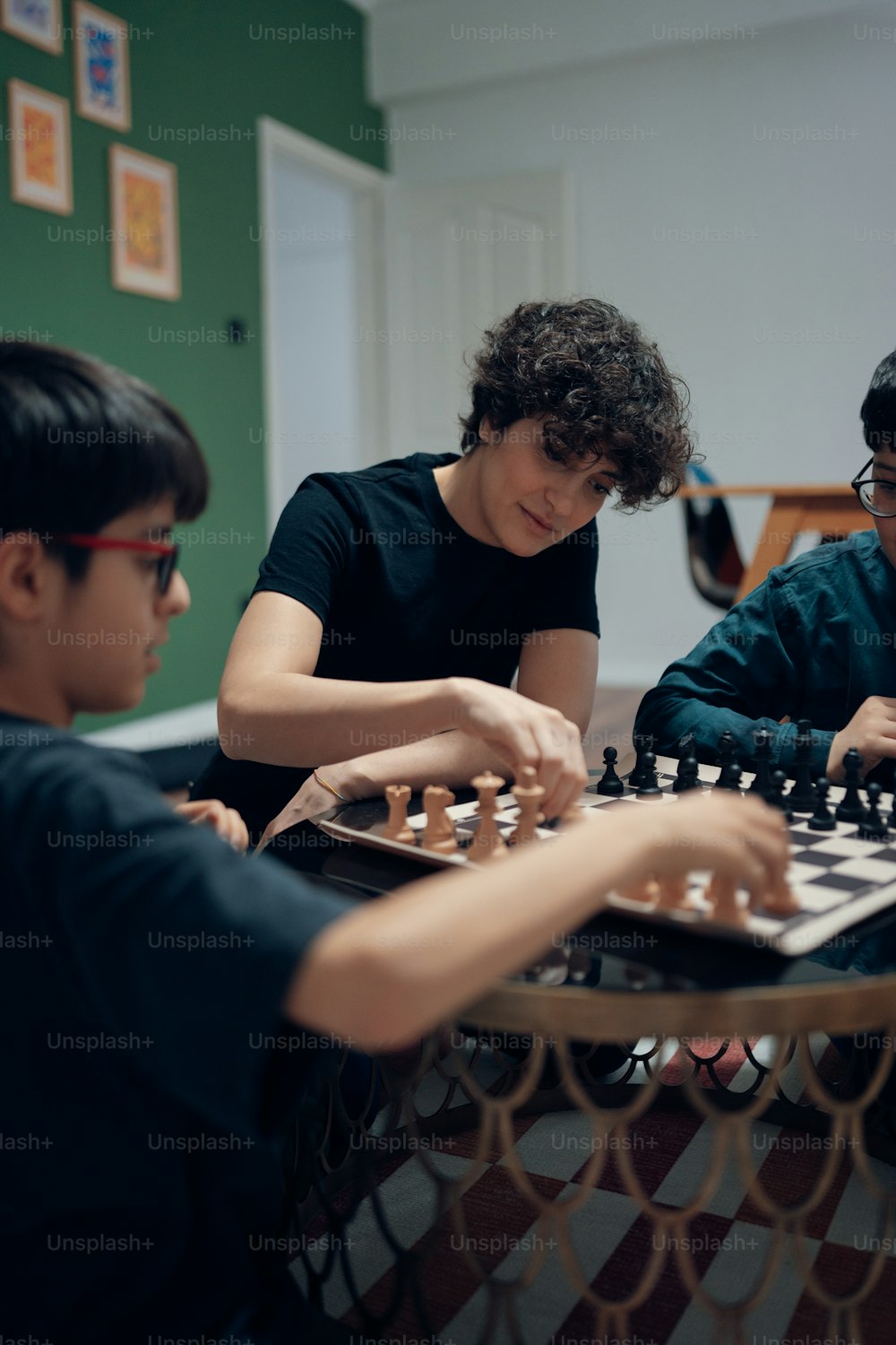 Eine Gruppe junger Männer spielt eine Partie Schach
