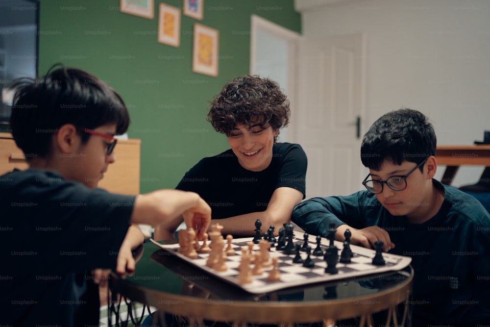 Eine Gruppe von Kindern spielt eine Partie Schach