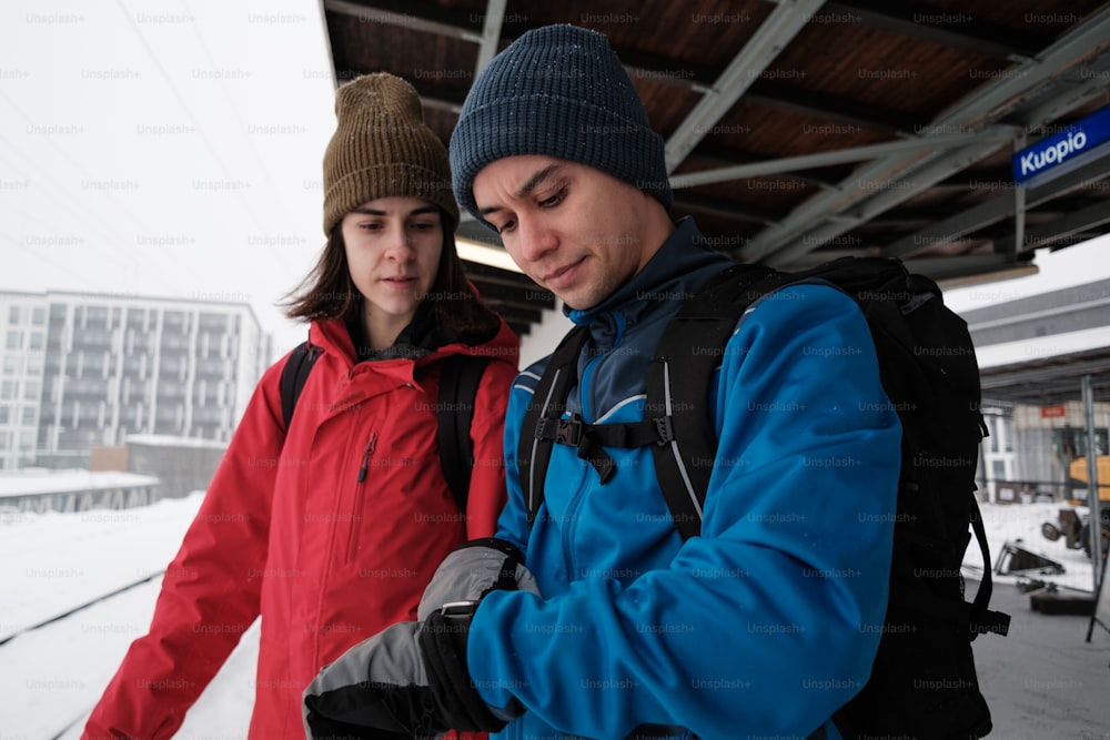 Un homme et une femme regardant un téléphone portable