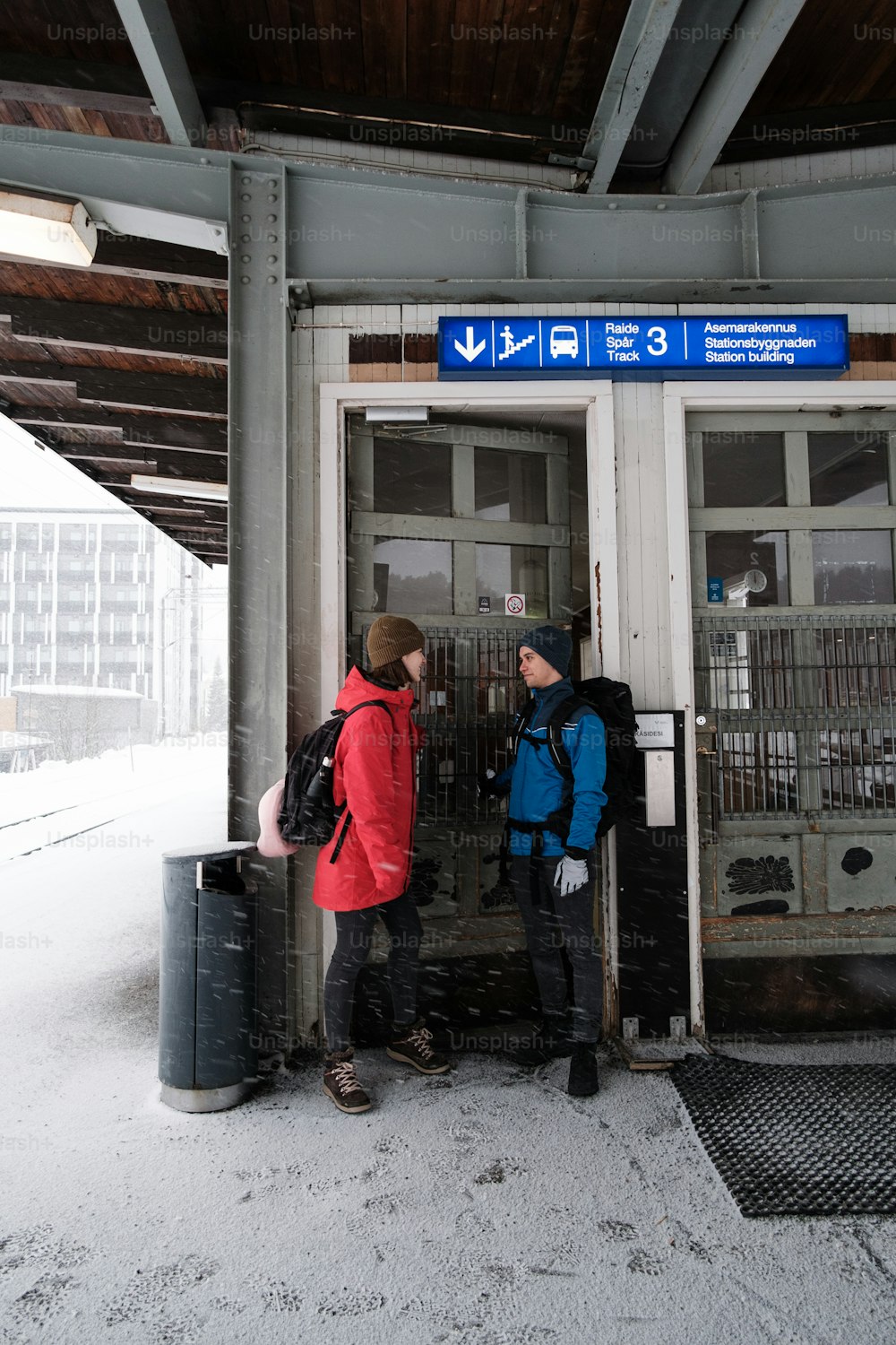 un par de personas que están paradas frente a una puerta