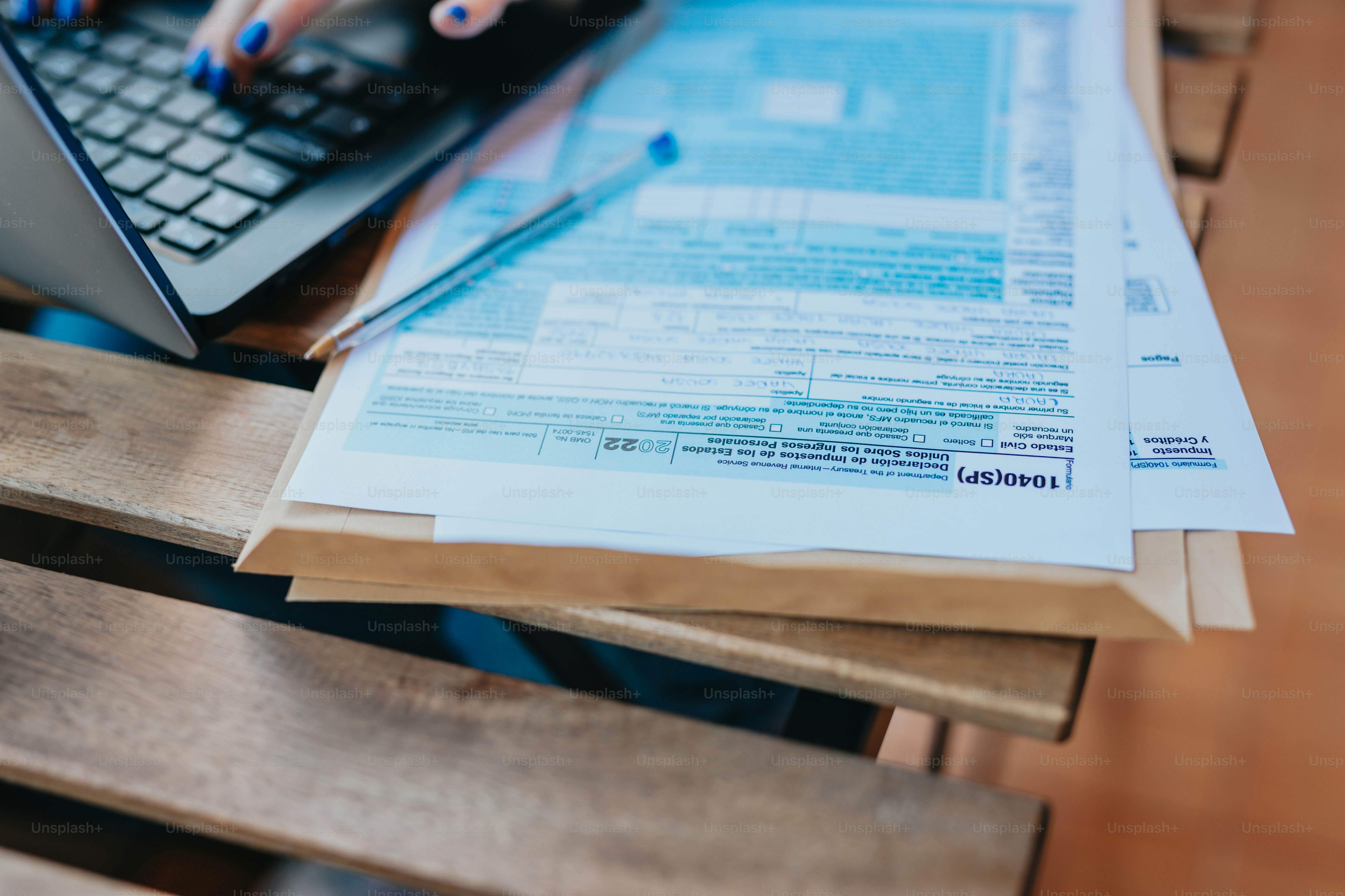 une personne utilisant un ordinateur portable sur un bureau