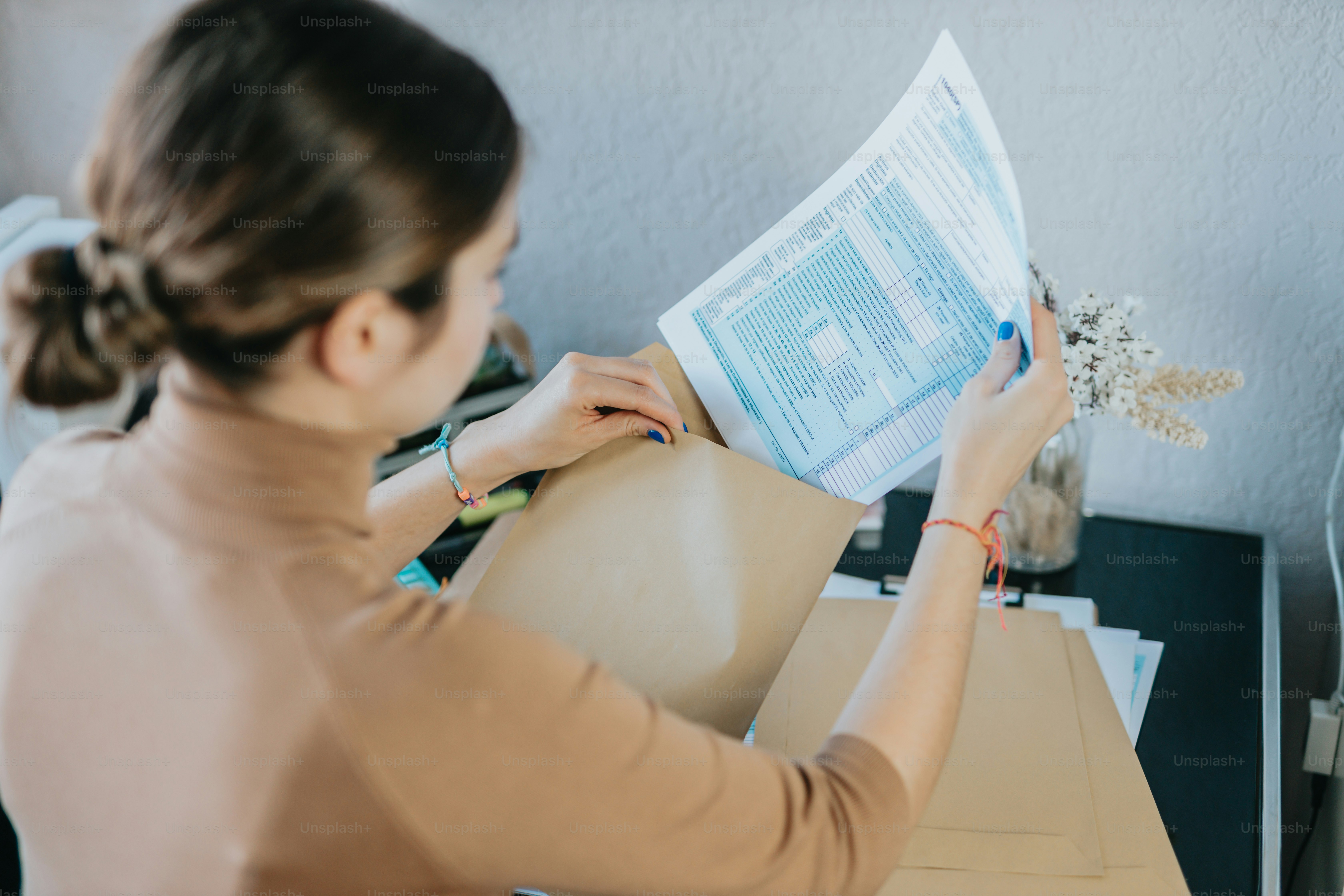 Une femme assise à une table en train de lire un livre