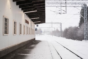 uma estação de trem com neve no chão