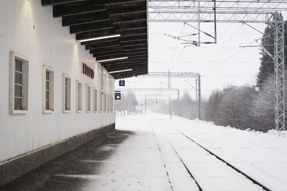 una stazione ferroviaria con neve sul terreno