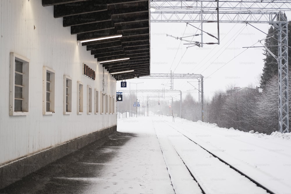 Ein Bahnhof mit Schnee auf dem Boden