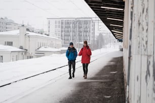 Un par de personas caminando por un camino cubierto de nieve