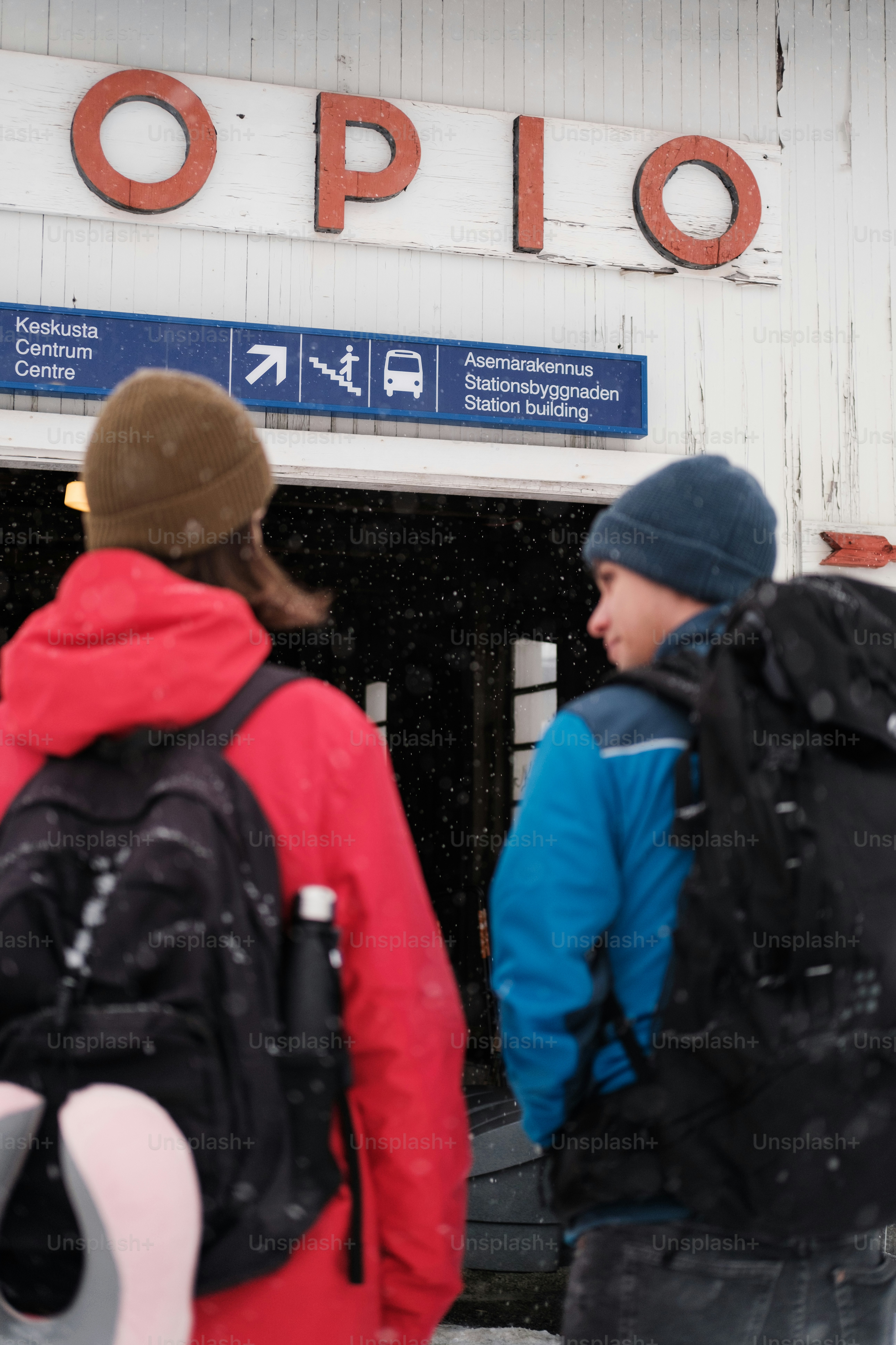 um par de pessoas em pé na frente de um edifício