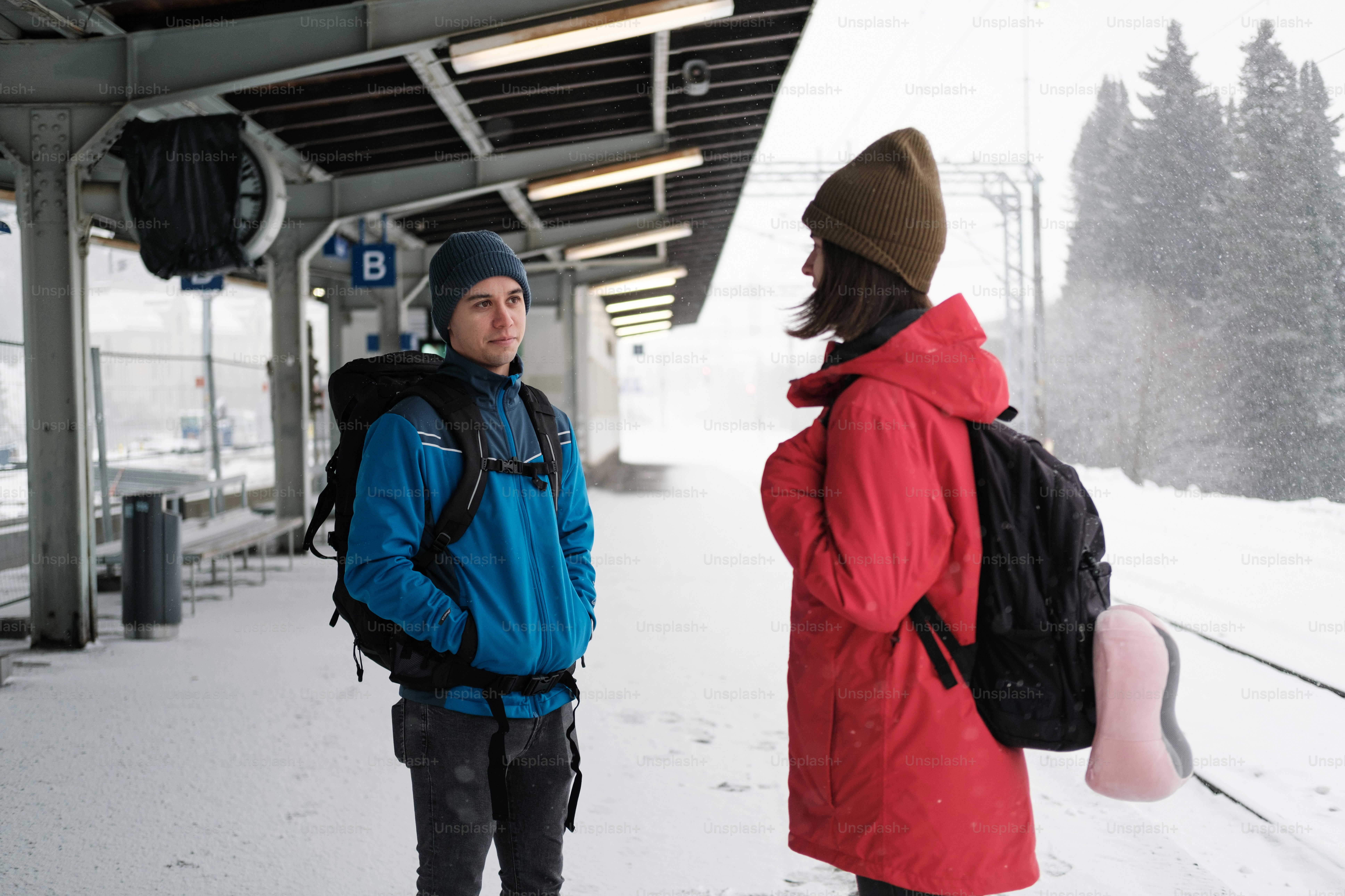 um par de pessoas de pé um ao lado do outro na neve