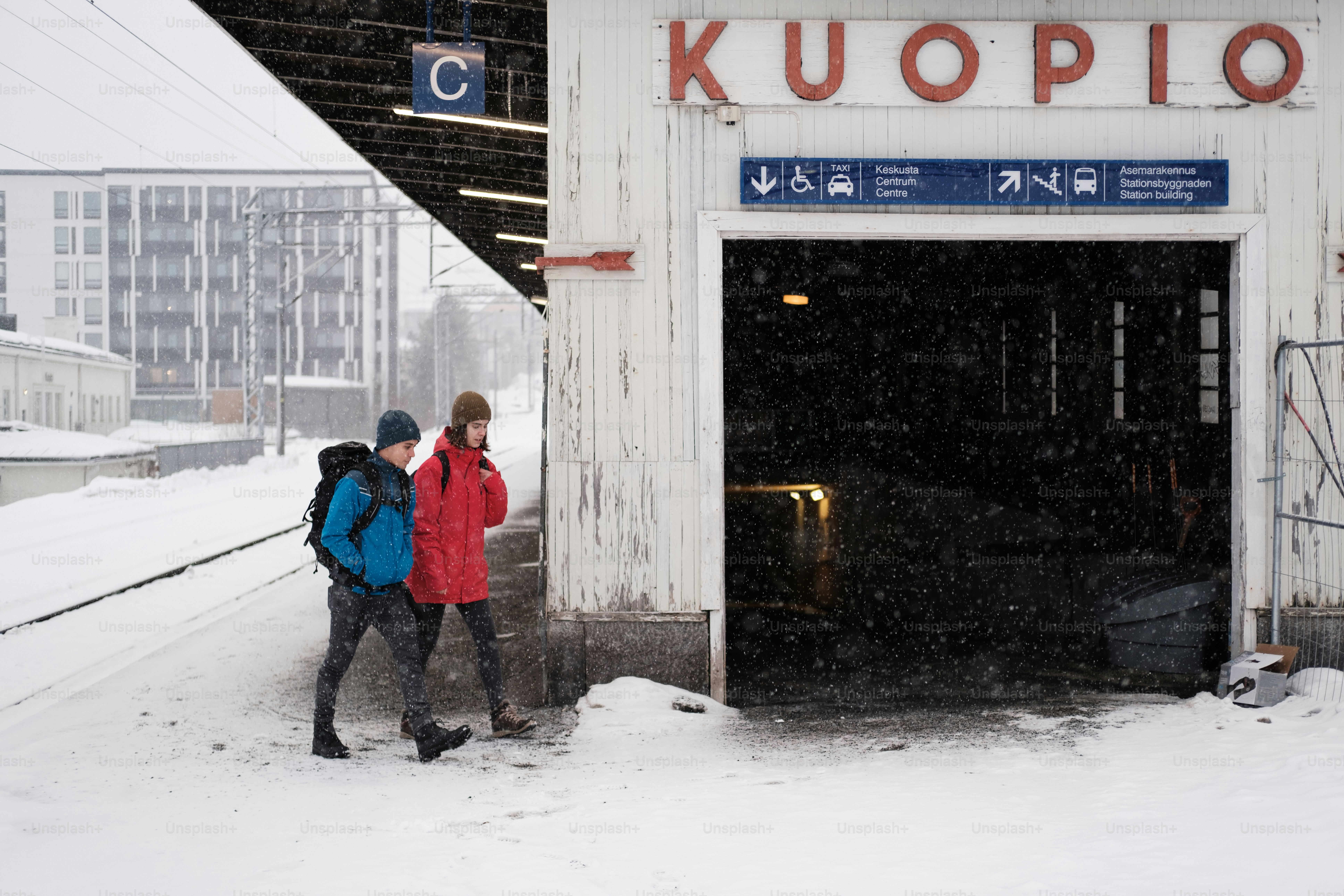 um par de pessoas que estão andando na neve