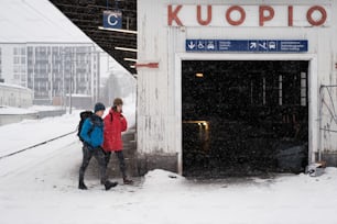 Un par de personas que están caminando en la nieve