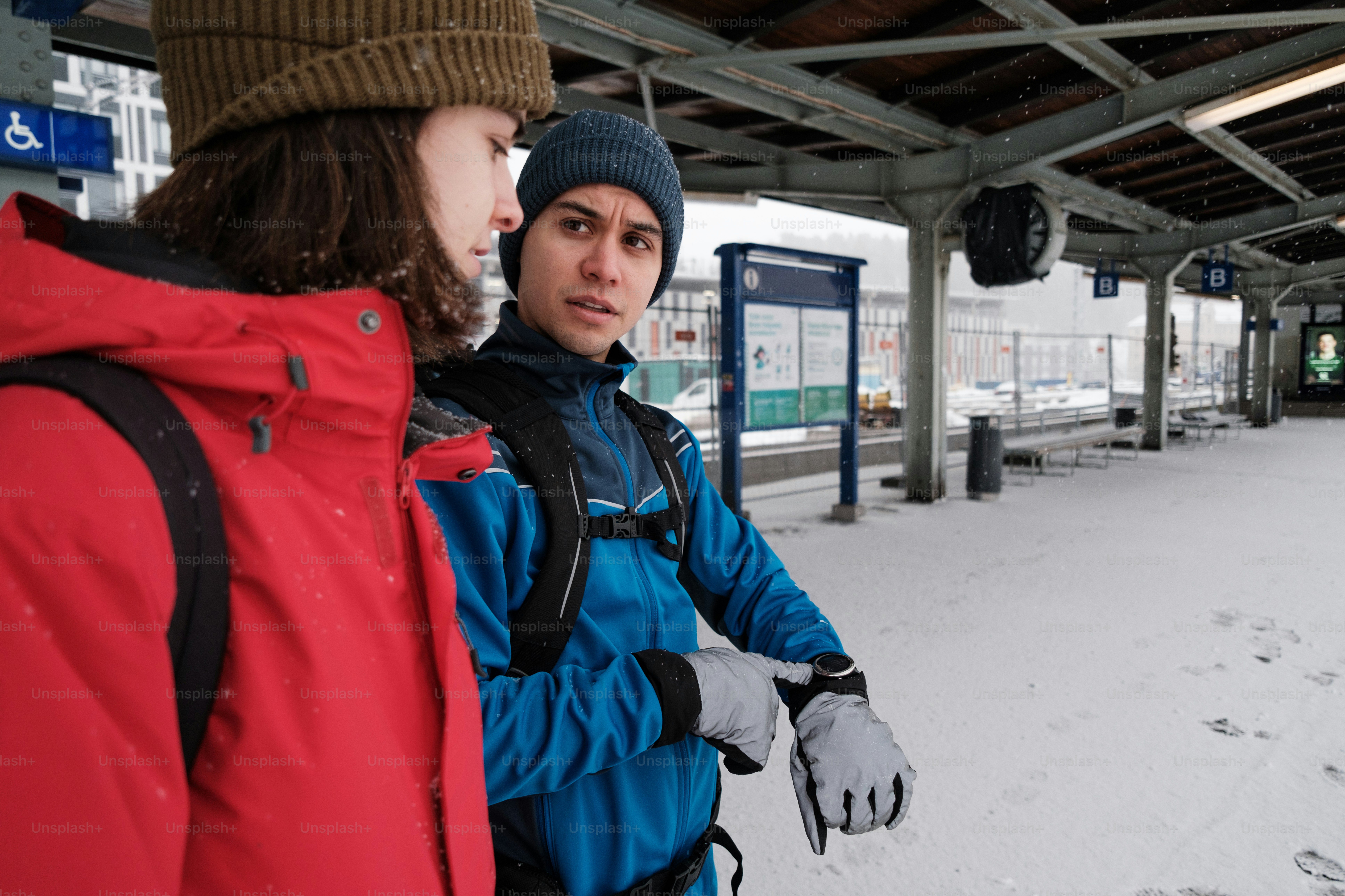 um par de pessoas que estão de pé na neve