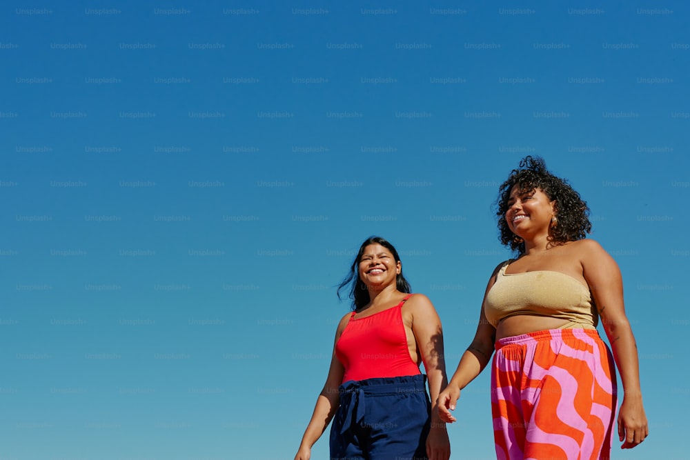 un couple de femmes debout l’une à côté de l’autre