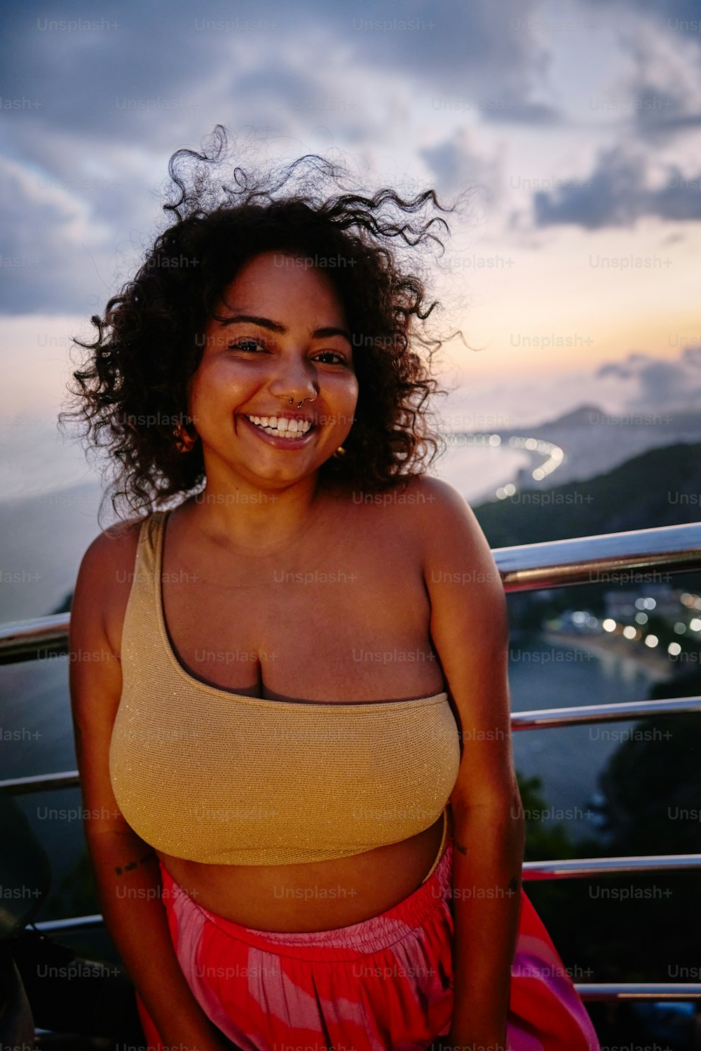 uma mulher em um top de biquíni sorrindo para a câmera