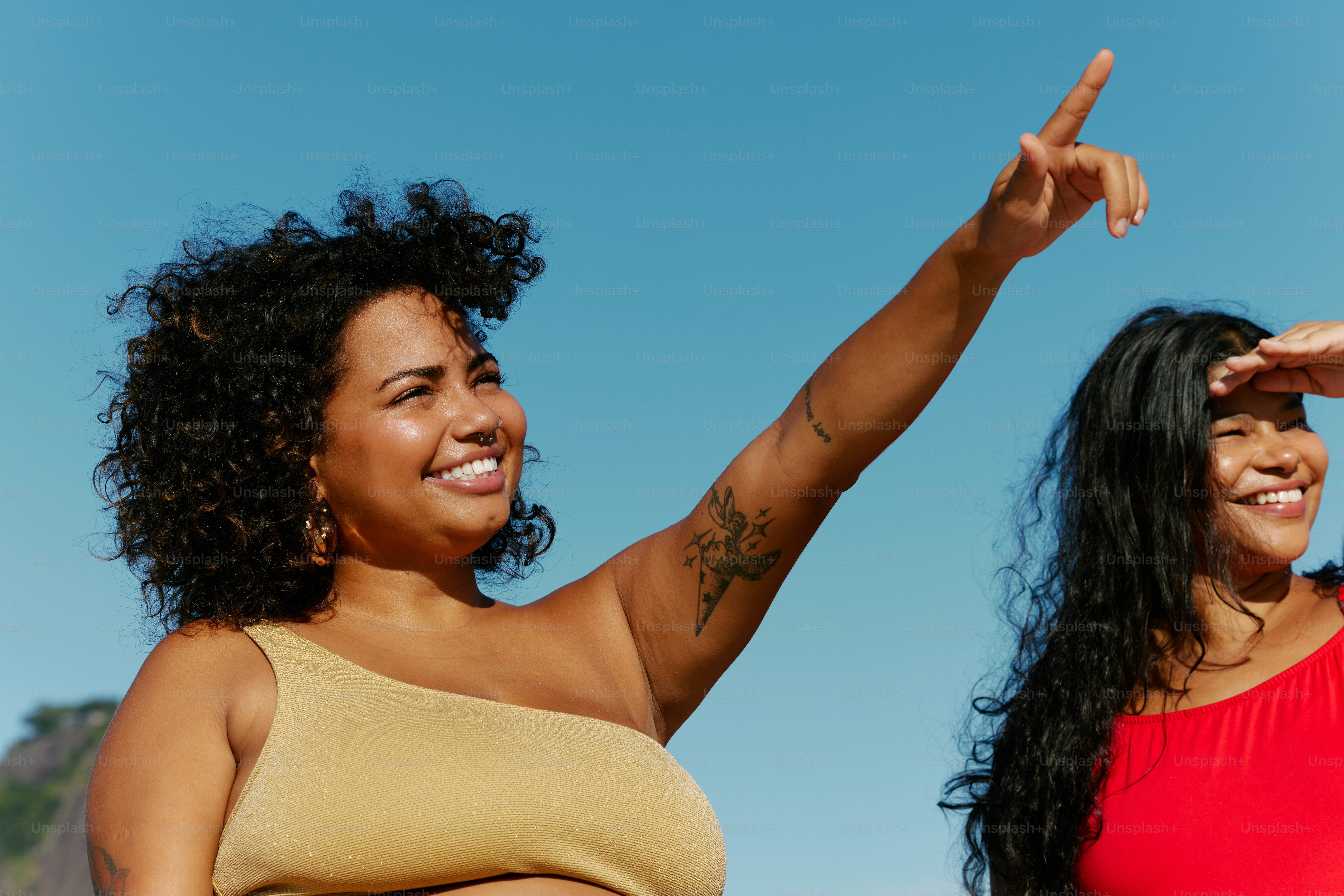 una coppia di donne in piedi l'una accanto all'altra