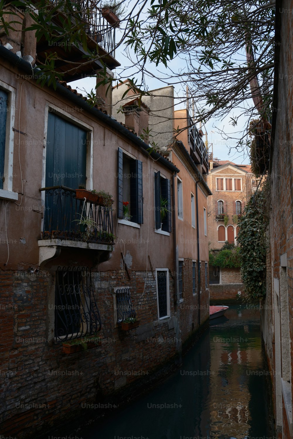 Un estrecho canal corre entre dos edificios