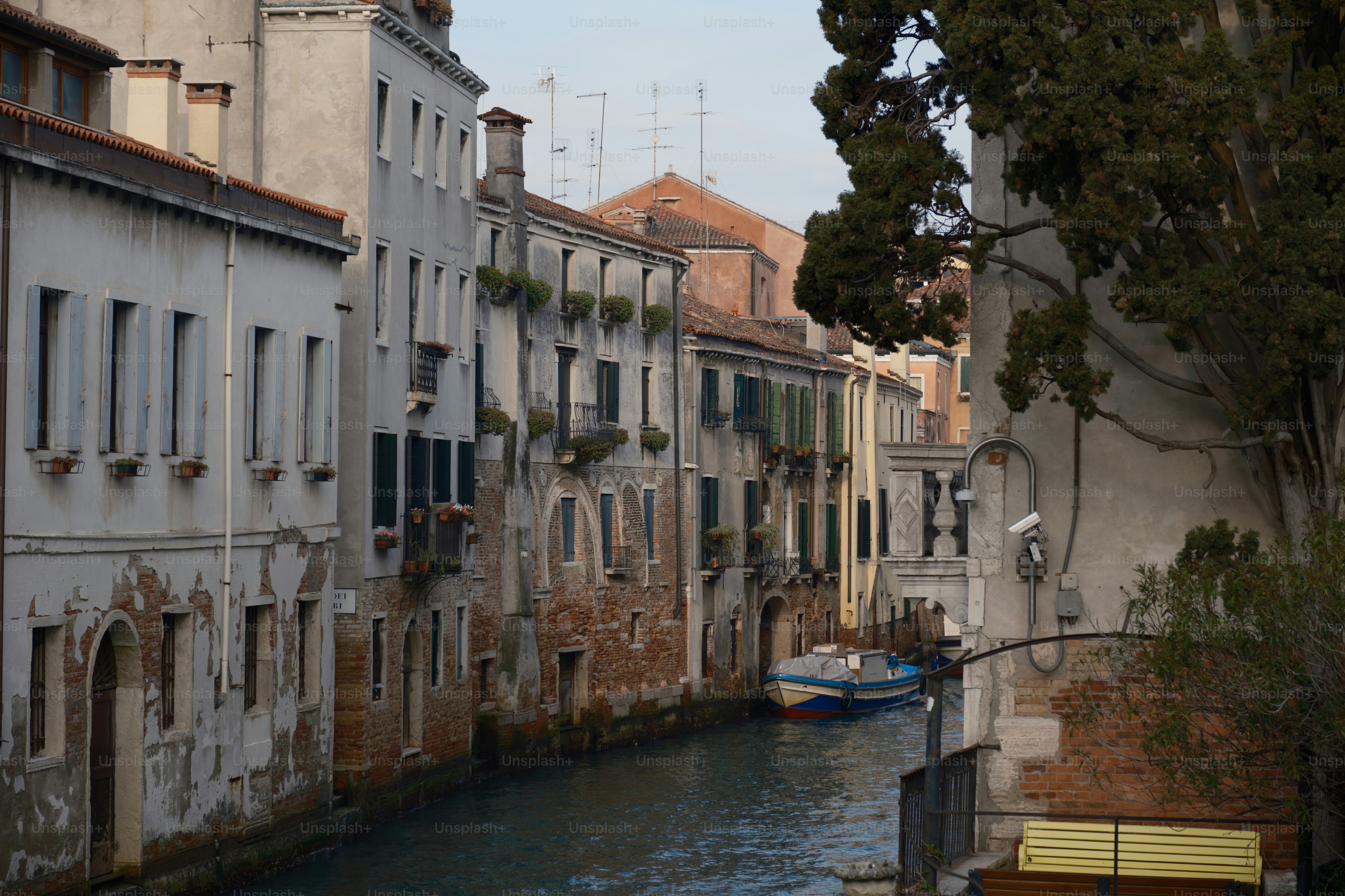 Ein Fluss, der durch eine Stadt fließt, neben hohen Gebäuden