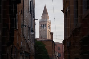 街にそびえる高い時計塔