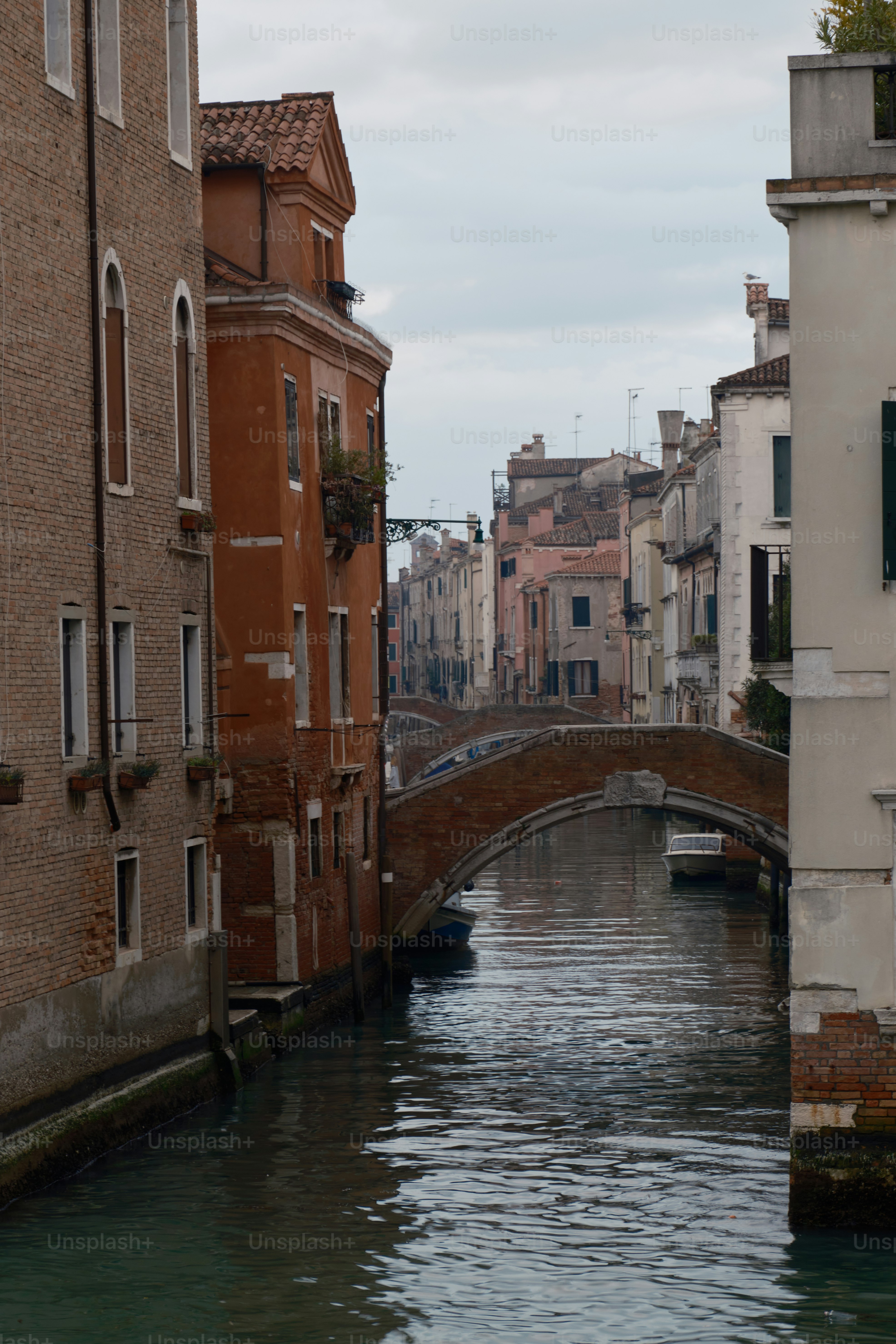 eine Brücke über ein Gewässer zwischen zwei Gebäuden