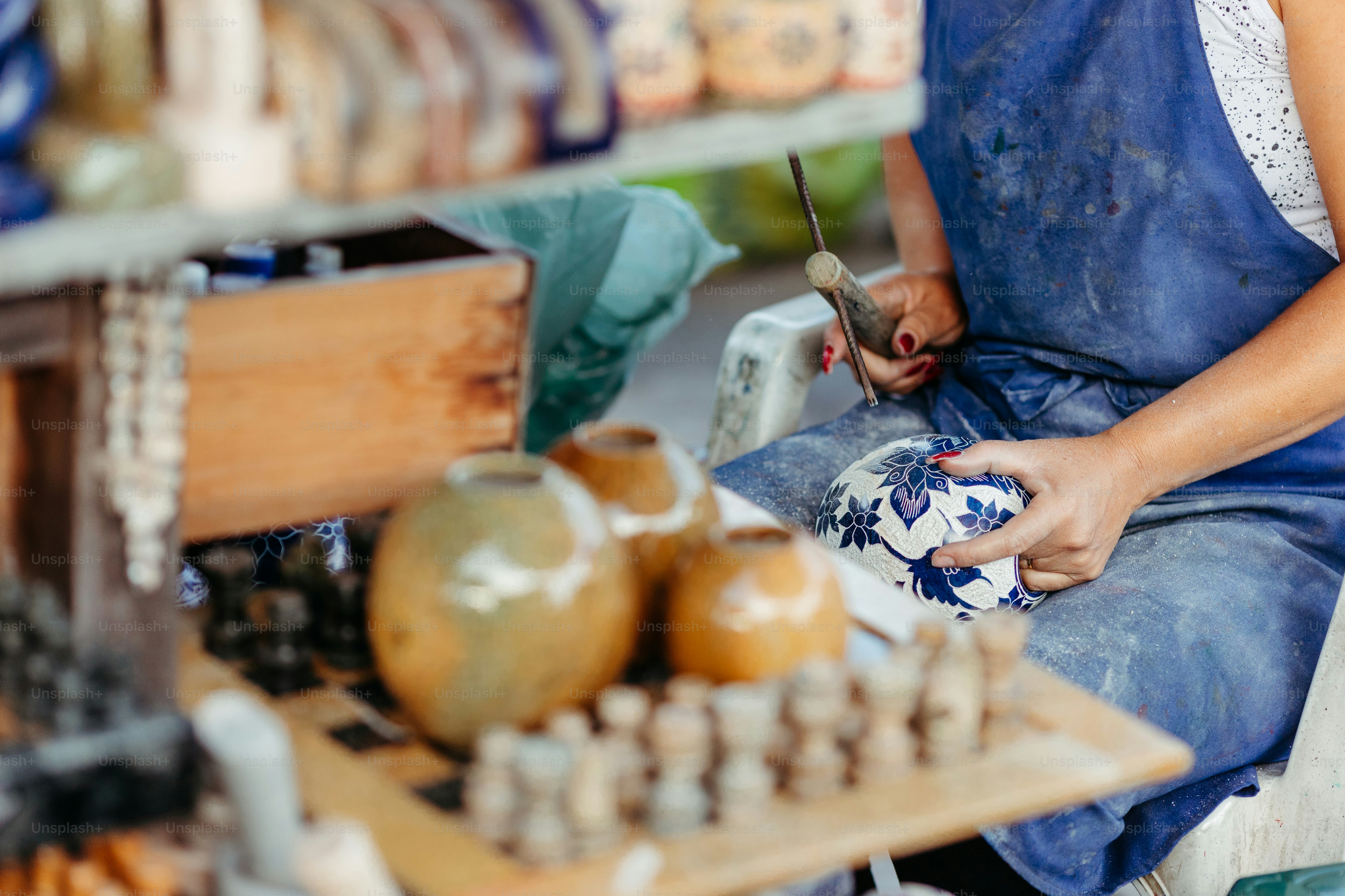 uma mulher está trabalhando em um vaso em uma loja