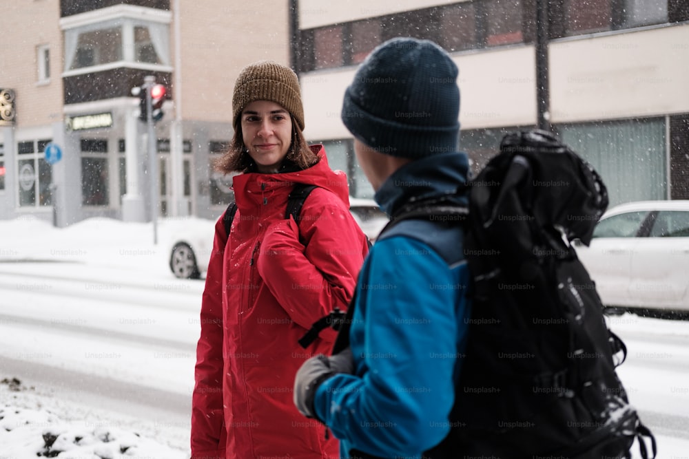 Un uomo e una donna in piedi nella neve