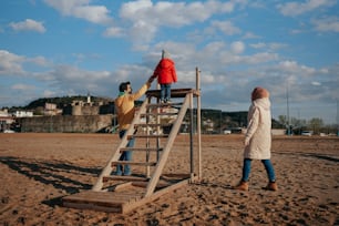 Un gruppo di persone in piedi sulla cima di una scala di legno