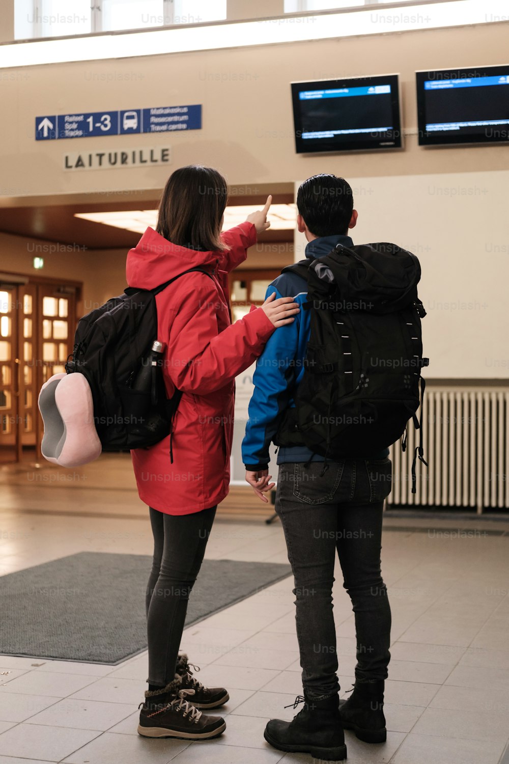 un couple de personnes qui se tiennent dans un immeuble