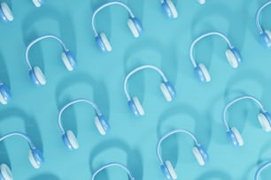 Eine Gruppe von Kopfhörern, die auf einer blauen Oberfläche sitzen
