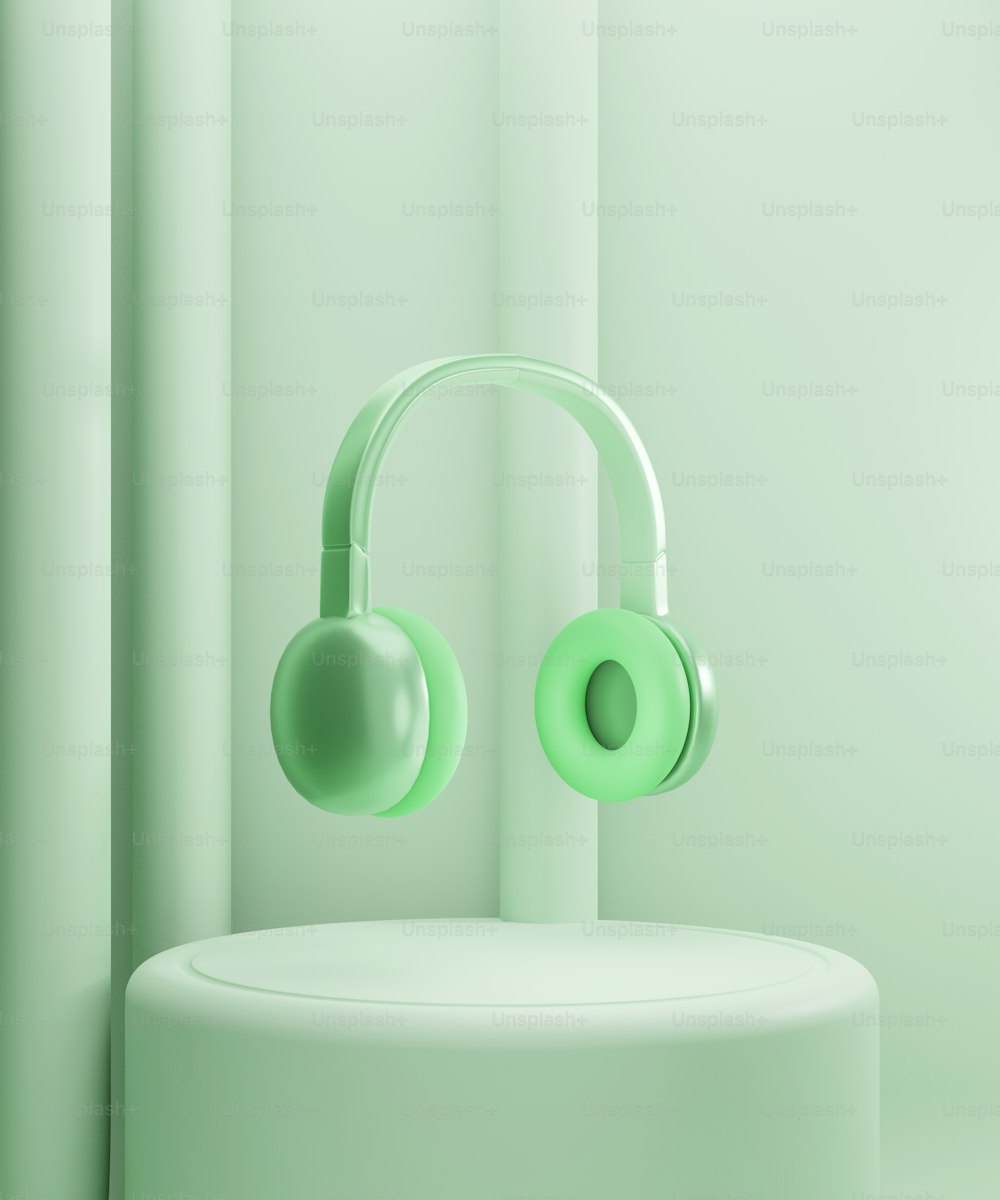 um par de fones de ouvido sentados em cima de uma mesa