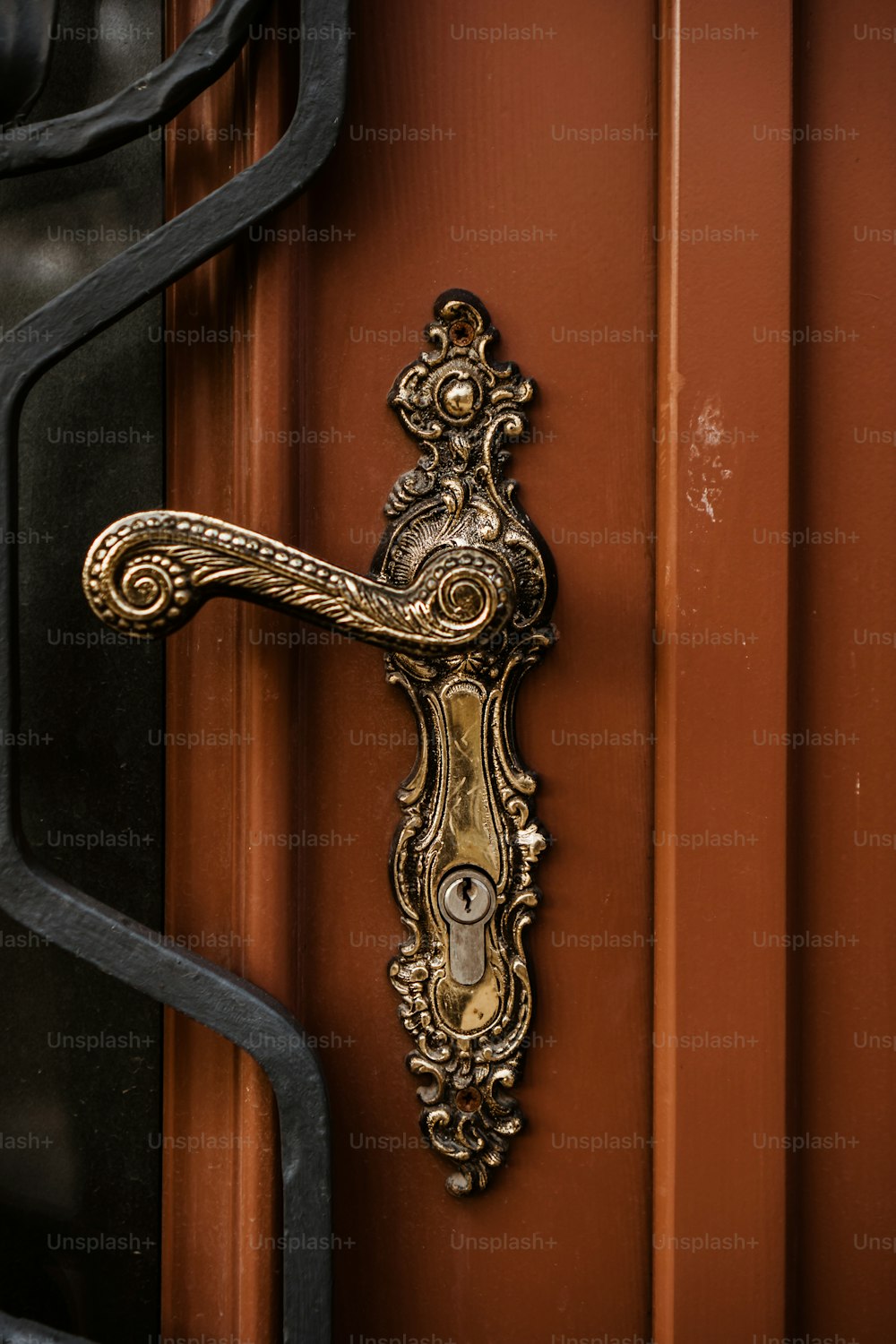 uma maçaneta de porta dourada em uma porta marrom