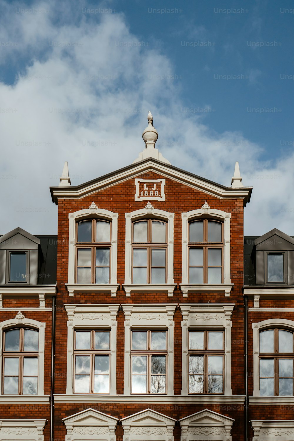 Un alto edificio in mattoni con un orologio in cima