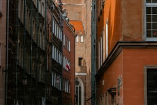 Un callejón estrecho con una torre del reloj al fondo