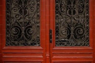 錬鉄製の赤いドアのクローズアップ
