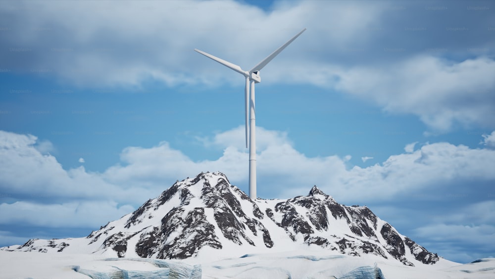 Una turbina eólica en la cima de una montaña cubierta de nieve