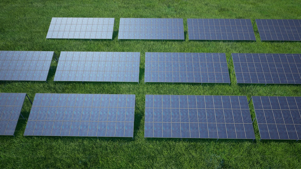 무성한 녹색 들판 위에 누워있는 태양 전지판 그룹